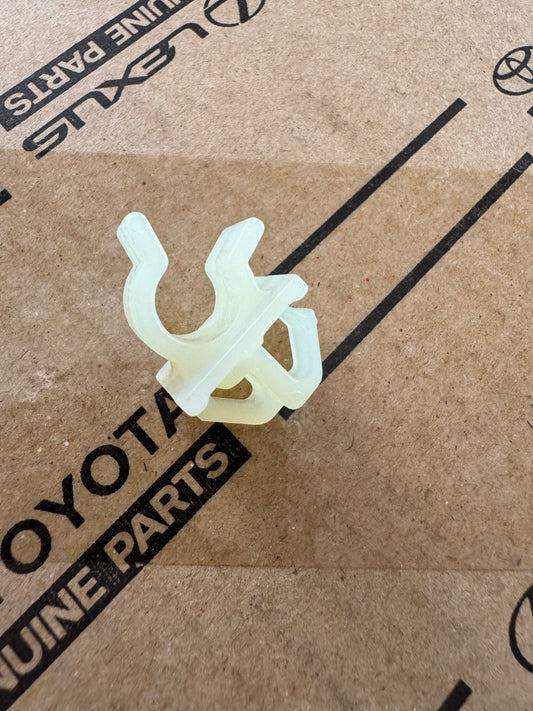 AE82 Bonnet prop retaining clip