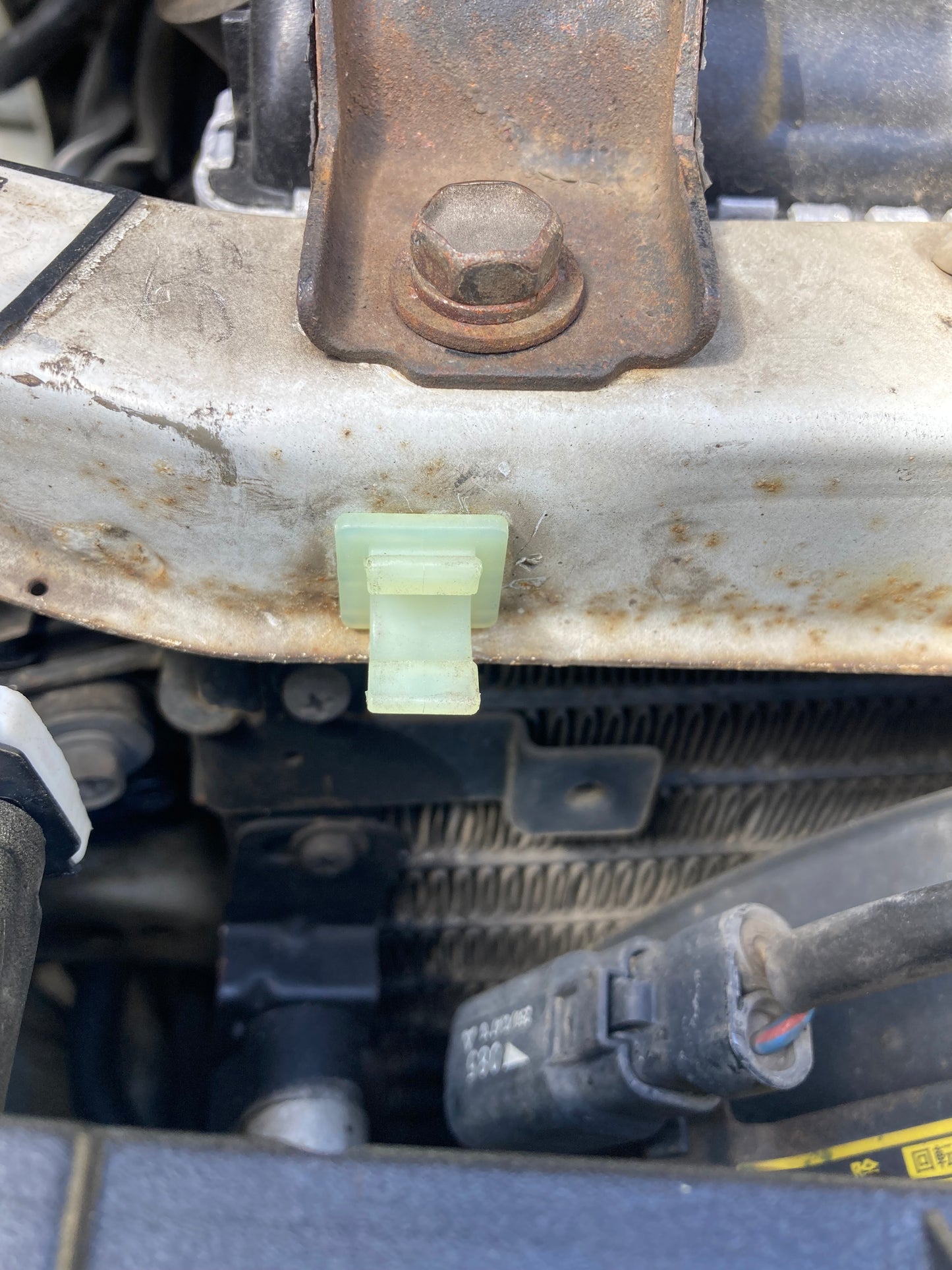 AE82 Bonnet prop retaining clip